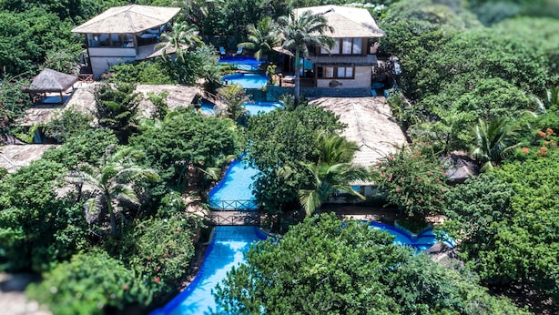 A resort with multiple buildings, a central pool, and lush greenery. - Resort Sombra e Água Fresca (Tibau do Sul)