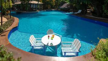 Una piscina al aire libre