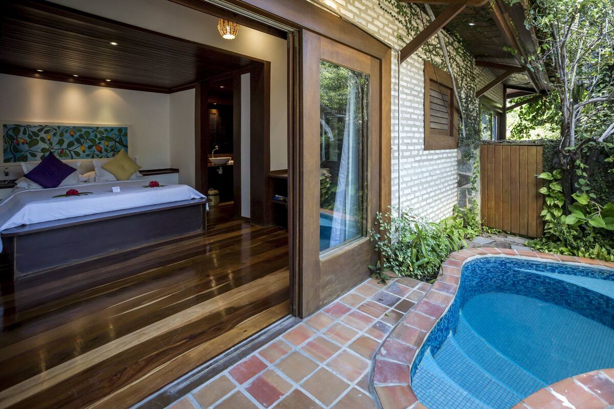 luxury house | minibar, individually decorated, desk, soundproofing