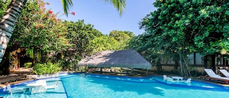 Una piscina al aire libre