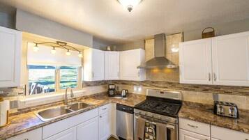 Full-size fridge, microwave, oven, stovetop
