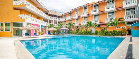 Piscina externa, funciona das 9h às 21h, espreguiçadeiras