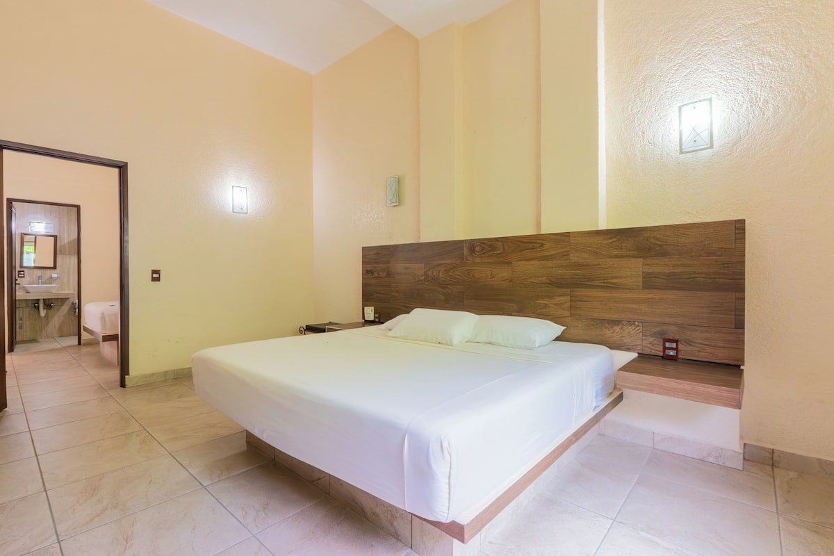 King Room | Iron/ironing board (on request), free WiFi, individually furnished