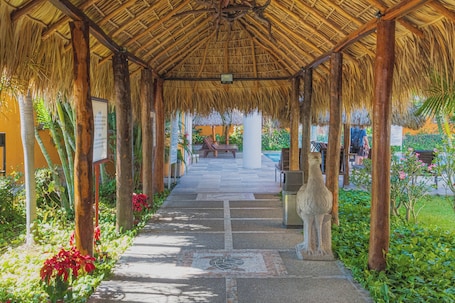 Hallway. Hotel Gran Juquila Huatulco
