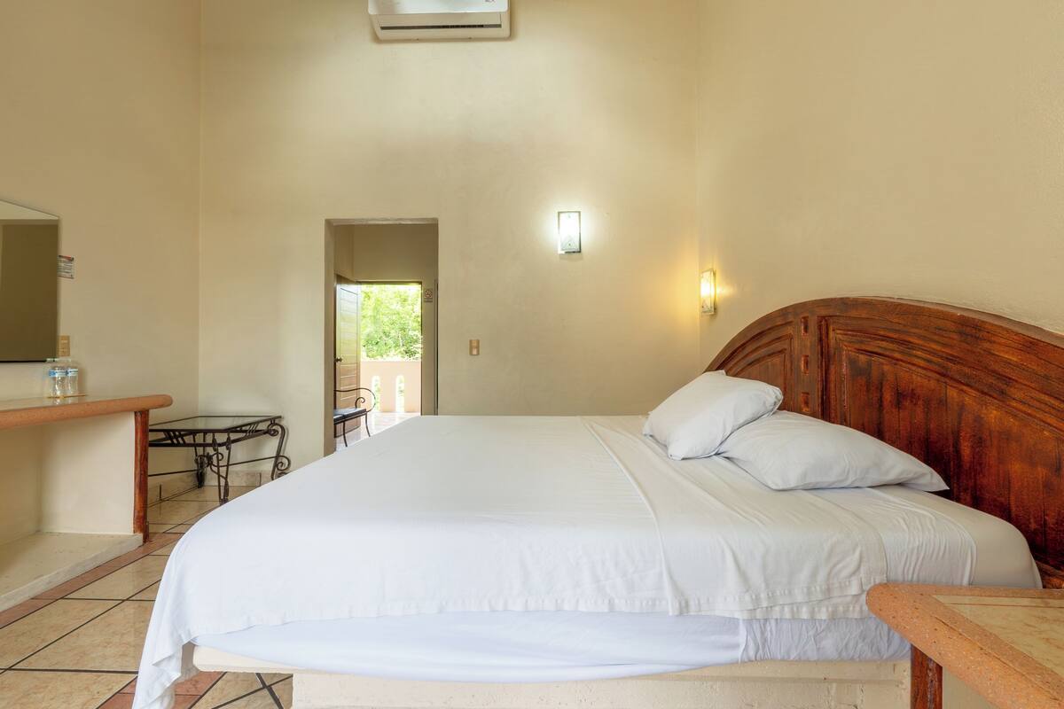 King Room with Balcony | Iron/ironing board (on request), free WiFi, individually furnished