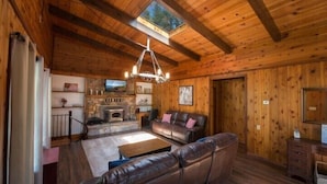 TV, Netflix, DVD player, streaming services - Scenic Wonders Mountain Memories (Oakhurst)