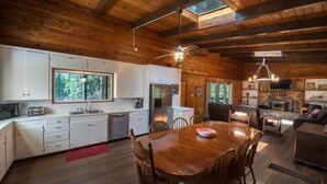 TV, Netflix, DVD player, streaming services - Scenic Wonders Mountain Memories (Oakhurst)
