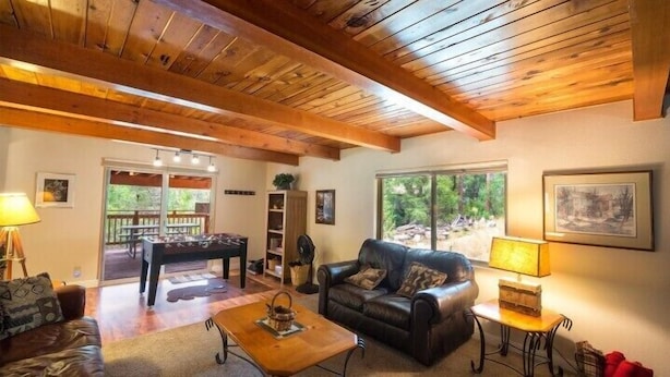 House, 4 Bedrooms | Living area | TV, fireplace, Netflix, DVD player