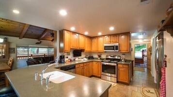 Rumah, 4 kamar tidur | Dapur pribadi | Lemari es, microwave, oven, dan mesin pencuci piring