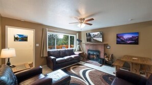 Cabin, 2 Bedrooms | Living room | 32-inch TV with satellite channels, fireplace, Netflix