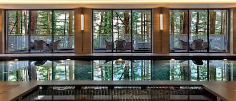 Una piscina cubierta (de 08:00 a 20:00), tumbonas