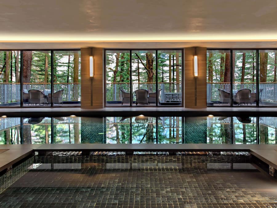 Una piscina cubierta (de 08:00 a 20:00), tumbonas