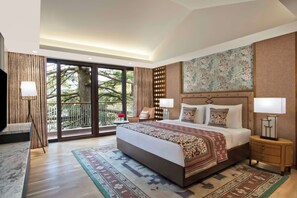 เครื่องนอนระดับพรีเมียม, ตู้นิรภัยในห้องพัก, โต๊ะทำงาน