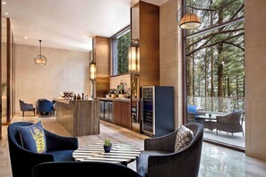 Lobby lounge - Hyatt Regency Dharamshala Resort (Dharamshala)