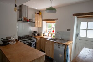 Réfrigérateur, un four, surface de cuisson, lave-vaisselle