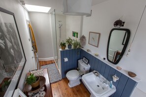 Bañera, secador de pelo, toallas, jabón