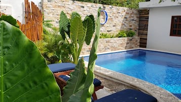 Piscine extérieure, parasols de plage, chaises longues