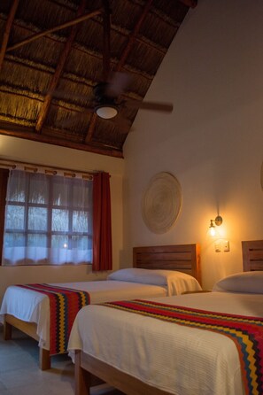 Dobbelt- eller tomannsrom – standard, bassengutsikt | Safe på rommet, strykejern/-brett og barnesenger (inkludert)