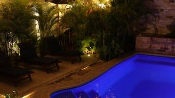 Piscine extérieure, parasols de plage, chaises longues