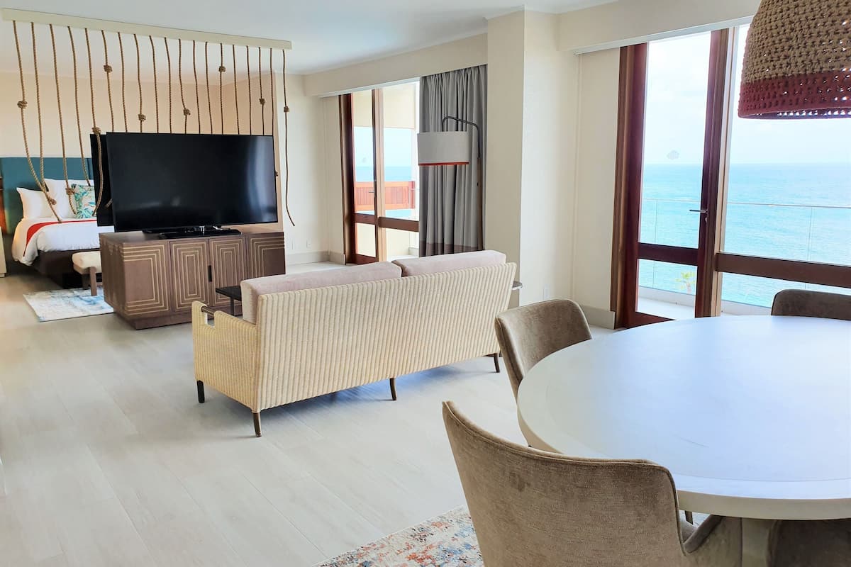 Preferred Club Suite Ocean View King | 高档床上用品、迷你吧（备有免费物品）、客房内保险箱、办公桌