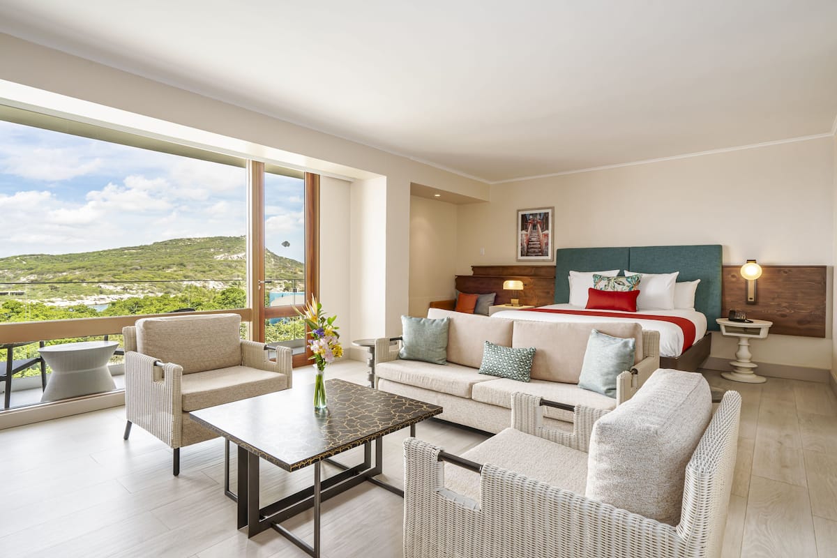 Preferred Club Junior Suite Ocean View King | 高档床上用品、迷你吧（备有免费物品）、客房内保险箱、办公桌