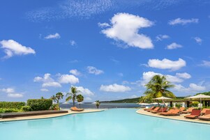 3 piscinas al aire libre, camas de piscina con cargo