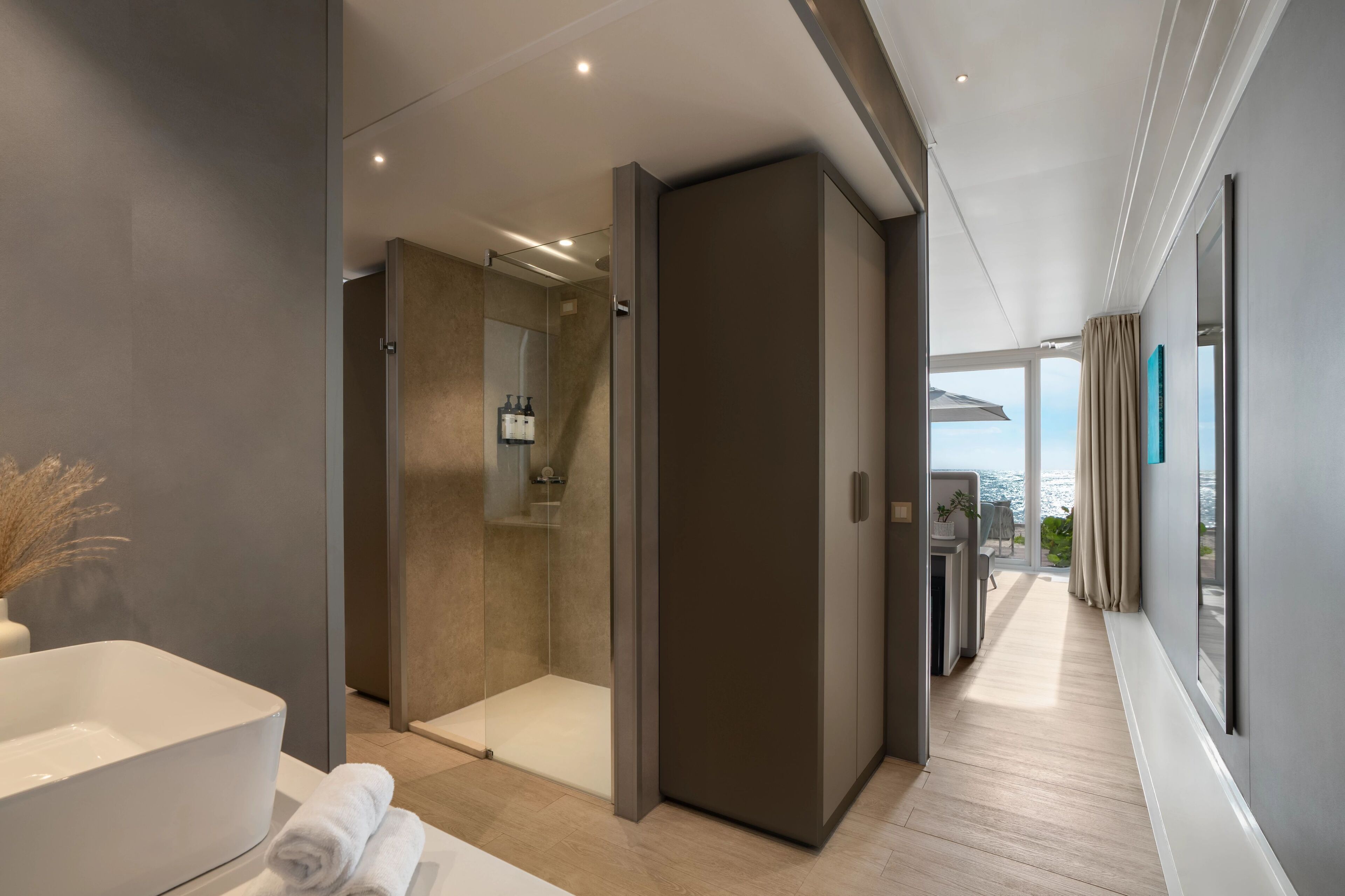 Preferred Club Mare Beachfront Bungalow King | Bathroom | Combined shower/tub, free toiletries, towels