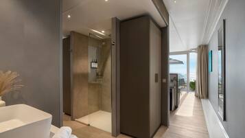 Preferred Club Mare Beachfront Bungalow King | Bathroom | Combined shower/tub, free toiletries, towels