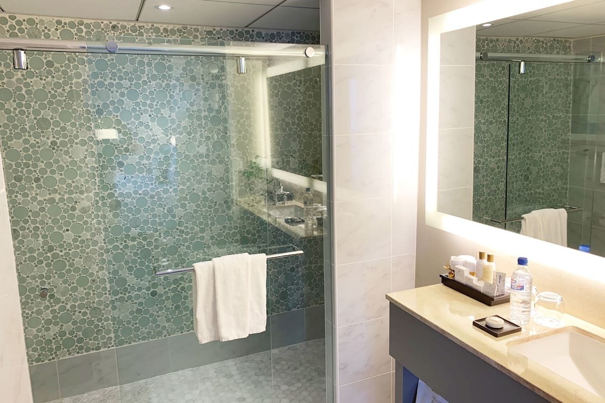 preferred club suite ocean view king | bathroom | combined shower/bathtub, free toiletries, towels