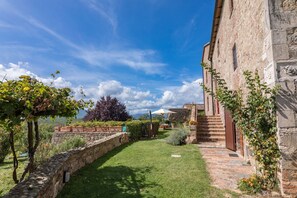 Property grounds - Elegant historic villa, sleeps 12, so tastefully reconstructed according to Tuscan style with stunn (Chiusdino)