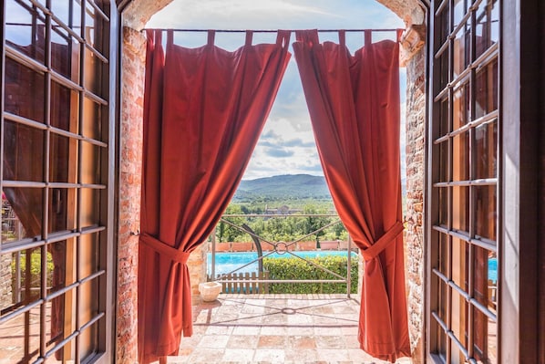 Property grounds - Elegant historic villa, sleeps 12, so tastefully reconstructed according to Tuscan style with stunn (Chiusdino)