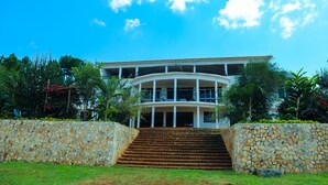 Exterior - The White House (Jinja)