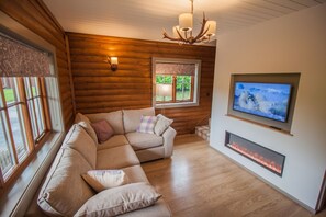 TV, fireplace, video games - Buzzard Lodge - sleeps 4 | Hot Tub, Dog Friendly | 4* Gold Award (Pickering)
