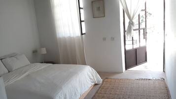 6 bedrooms, iron/ironing board, internet