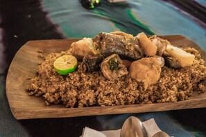 Se sirven desayunos, almuerzos y cenas; cocina local e internacional
