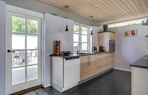 Køleskab, mikrobølgeovn, kogeplade, opvaskemaskine