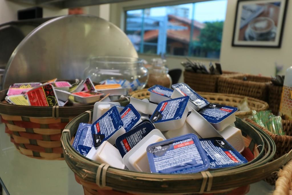 Un'area buffet con diversi cibi e condimenti in cestini.
