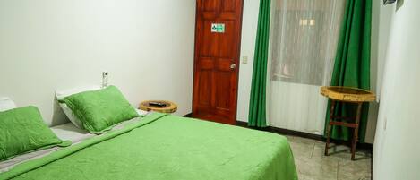 Standard-Doppelzimmer, Nichtraucher, mit Bad | Kostenloses WLAN, Bettwäsche