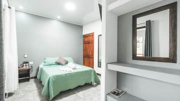 Quarto casal conforto, para não fumantes, sacada | Wi-Fi de cortesia, roupa de cama