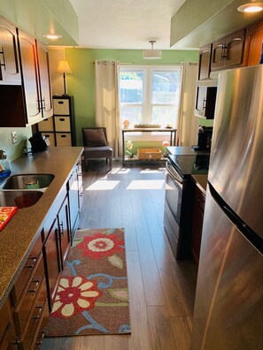 Private kitchen - Quiet neighborhood less than 7 miles from Notre Dame stadium (South Bend)