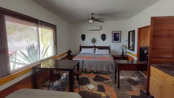 Habitación cuádruple estándar | Decoración personalizada, muebles diferentes y wifi gratis