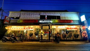 A building with multiple signs advertising 'Happy Hour Pizza' and 'Bintang'. - Ons Canggu (Tibubeneng)