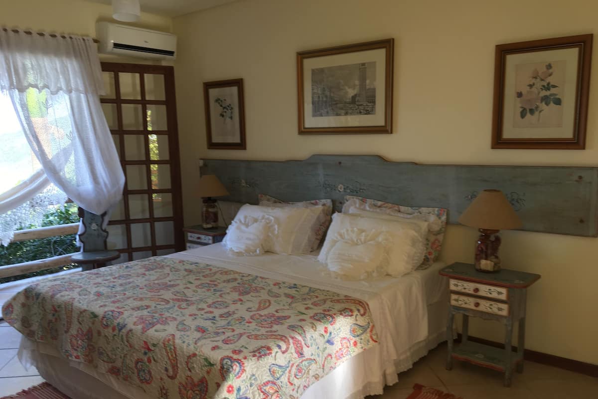 2 bedrooms, premium bedding, pillow-top beds, minibar