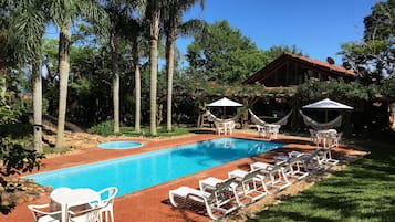Piscina externa, guarda-sóis, espreguiçadeiras