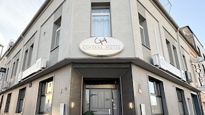 Un edificio en esquina con un letrero que dice "Central Hotel".
