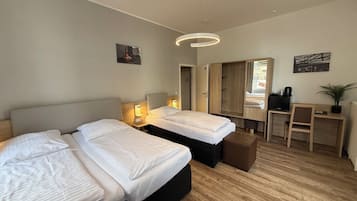 Triple Room | Hypo-allergenic bedding, desk, laptop workspace, free WiFi