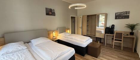 Kamar Triple | Seprai antialergi, meja kerja, dan ruang kerja ramah laptop