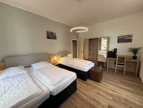 Triple Room | Hypo-allergenic bedding, desk, laptop workspace, free WiFi