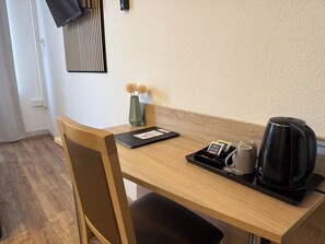 Allergikerbettwaren, Schreibtisch, laptopgeeigneter Arbeitsplatz