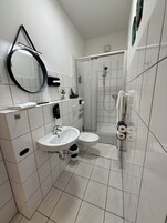 Chuveiro, produtos de toalete grátis, secador de cabelo 